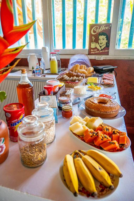 Café da manhã na Casa do Pescador, em Camburi (SP), que tem suítes disponíveis a partir de R$ 300 a noite