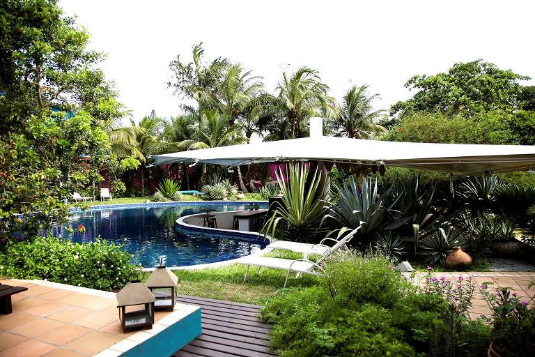 Área externa da Hospedaria Entre Amigos tem piscina e bar