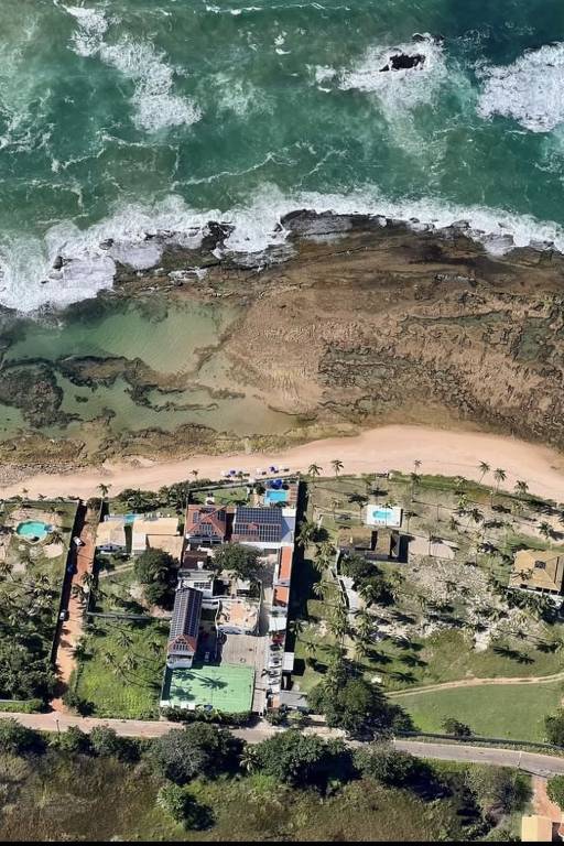Foto aérea da pousada A Capela, localizada na praia de Arembepe, em Camaçari (BA); hospedagem foi inaugurada em 2012