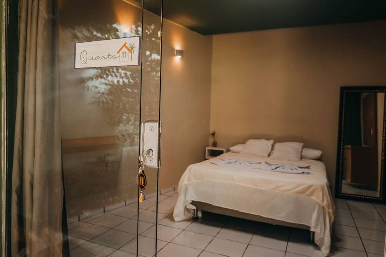 Há opções de quartos privativos e compartilhados no hostel de Pipa, com diárias a partir de R$ 120