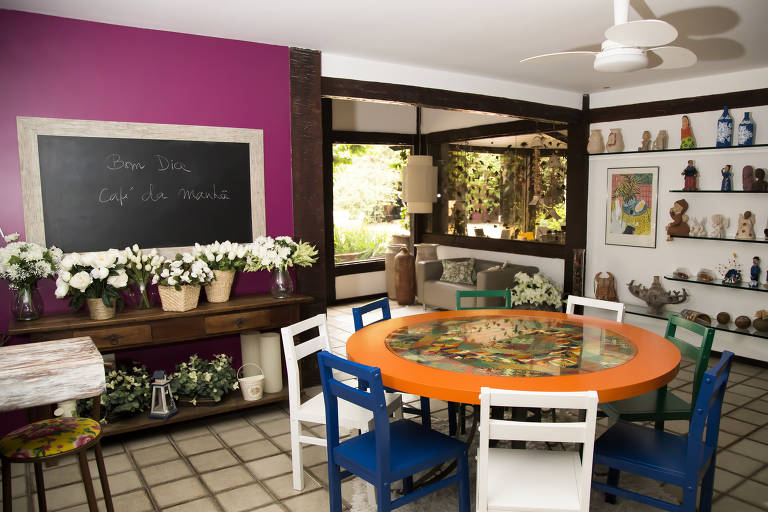 A Hospedaria Entre Amigos, localizada em Búzios (RJ), foi inaugurada em 2012, dez anos após a aquisição do imóvel pelo carioca José Roberto de Almeida