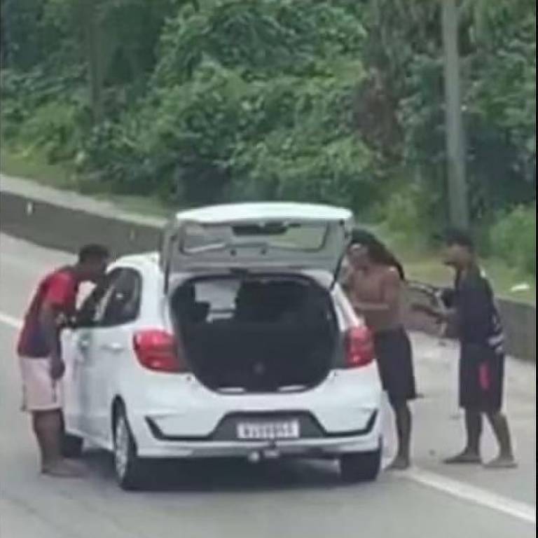 Os três bandidos atacam um carro no arrastão realizado na  manhã de sábado (16) na rodovia Cônego Domênico Rangoni, perto da entrada de Guarujá