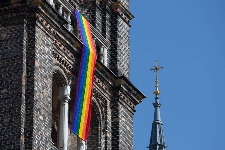 As igrejas cristãs deveriam pedir perdão aos homossexuais