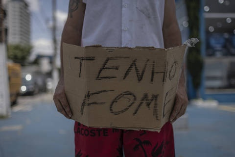 SÃO PAULO, SP, BRASIL, 14-10-2023: Na foto Almir de Souza Estevam Junior, que pede dinheiro no cruzamento da Avenida Alcatara Machado e a Rua Almirante Brasil, na Mooca.    (Foto: Bruno Santos/ Folhapress) *** FSP-SOCIAL +*** EXCLUSIVO FOLHA***