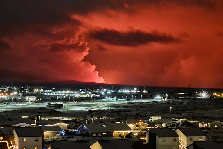 Céu fica avermelhado após vulcão entrar em erupção na Islândia
