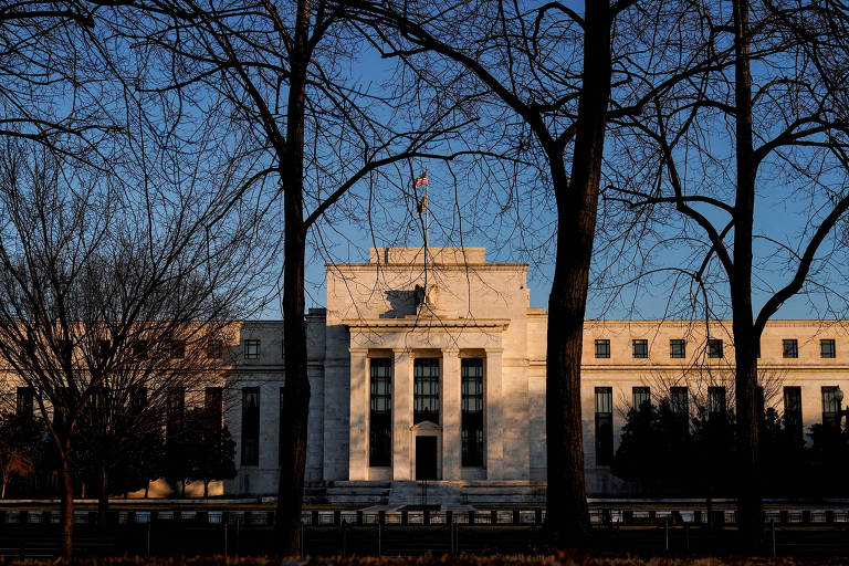 Prédio do banco central americano (FED) em Washington, nos EUA. Edifício de mármore está sob por do sol.