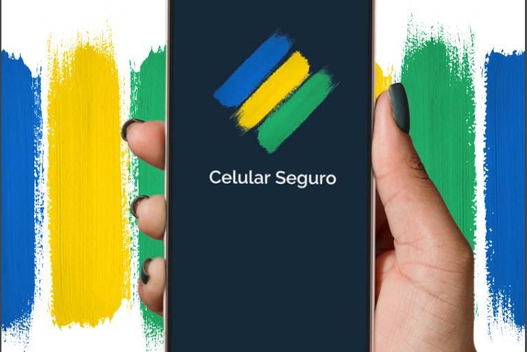 Mão segura celular com a tela do aplicativo Celular Seguro. Logan são três pinceladas com as cores do Brasil: em ordem, azul, amarelo e verde.