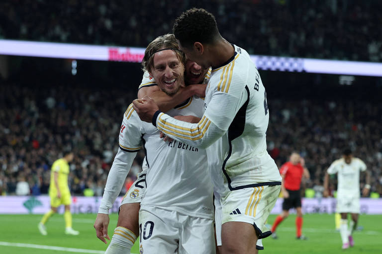Bellingham abraça Modric depois de o colega de Real Madrid fazer um gol contra o Villarreal no Campeonato Espanhol 