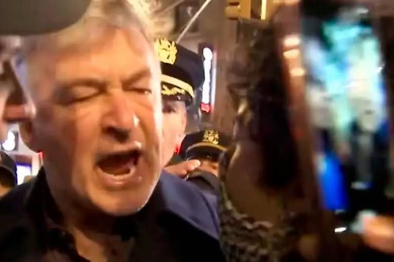 Alex Baldwin em conflito com manifestantes em Nova York