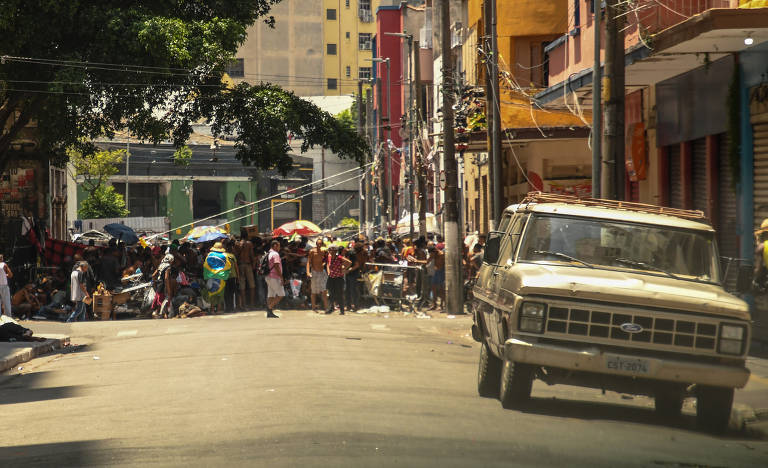 Centro de São Paulo tem usuários de drogas espalhados e comércios fechados