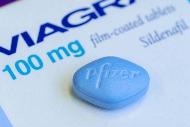 Fotografia colorida mostra um comprimido azul de Viagra