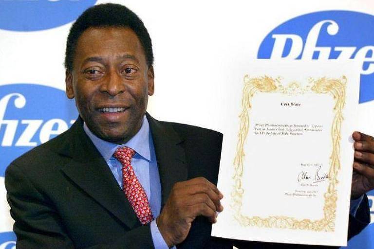 Fotografia colorida mostra Pelé segurando um documento como embaixador do Viagra