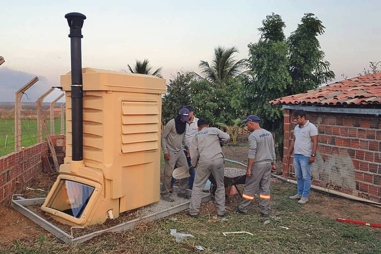Trabalhadores instalam banheiro pré-fabricado externo entregue pela estatal Codevasf 