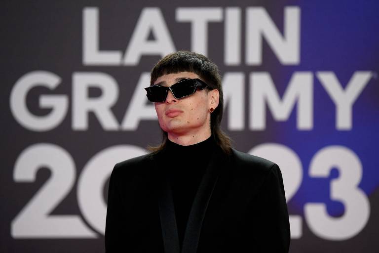O músico mexicano Peso Pluma durante o Grammy Latino de 2023, em Sevilha, na Espanha