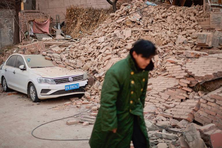 Socorristas enfrentam frio recorde na China em busca de sobreviventes de terremoto