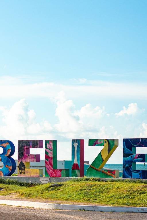 Letreiro colorido em frente ao mar, em Belize