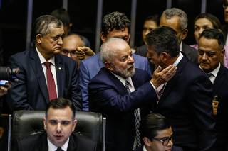 Lula cumprimenta o presidente da Câmara, Arthur Lira