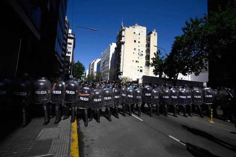 Polícia bloqueia ruas durante protesto contra proibição de bloqueio de ruas na Argentina