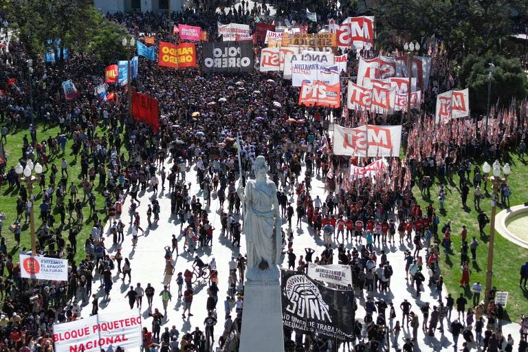 Protestos e panelaços após megadecreto de Milei viralizam nas redes na Argentina e no Brasil