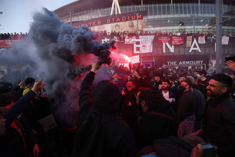 Torcedores do Arsenal protestam fora do estádio contra o lançamento da Superliga da Europa
