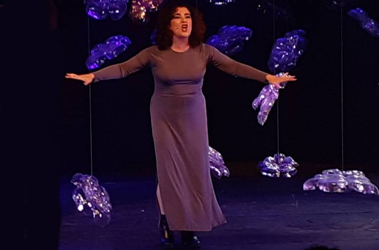 Cantora Paula Santoro transcende interpretando 'E Daí', e daí?