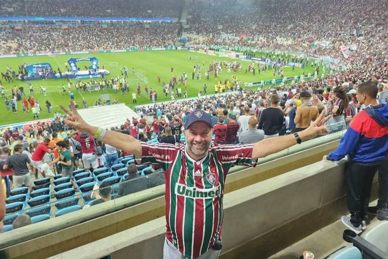 homem vestindo camisa do Fluminense no estádio Maracanã