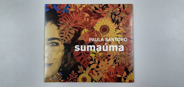 Em foto colorida, a capa do álbum 'Sumaúma', da cantora Paula Santoro traz a ilustração de seu rosto em meio a outras ilustrações de flores e plantas