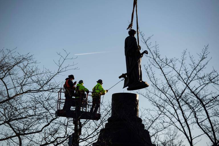 Estátua confederada é removida de cemitério no estado da Virgínia, nos EUA