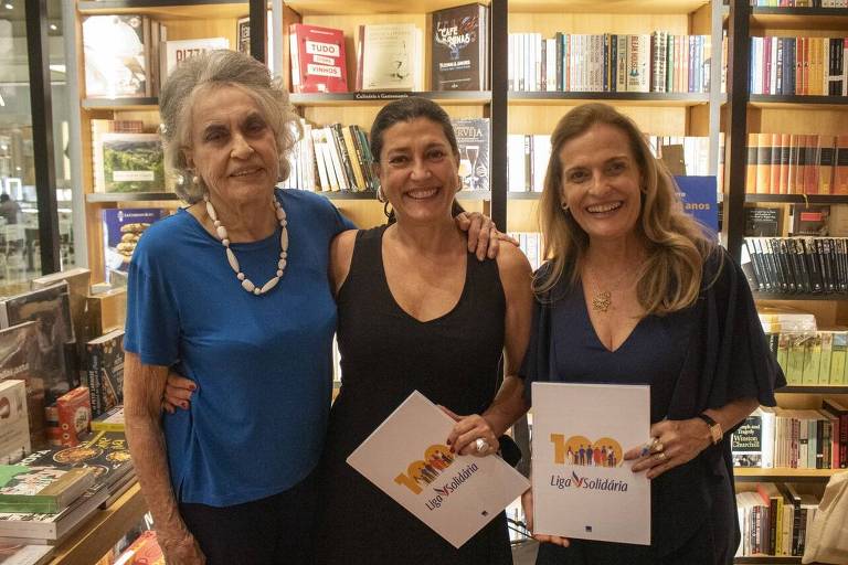 tres mulheres em uma livraria