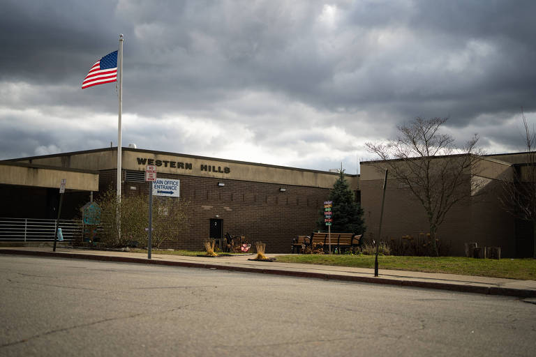 A escola de ensino médio Western Hills, em Cranston, que fica ao lado de campo de tiros da polícia local