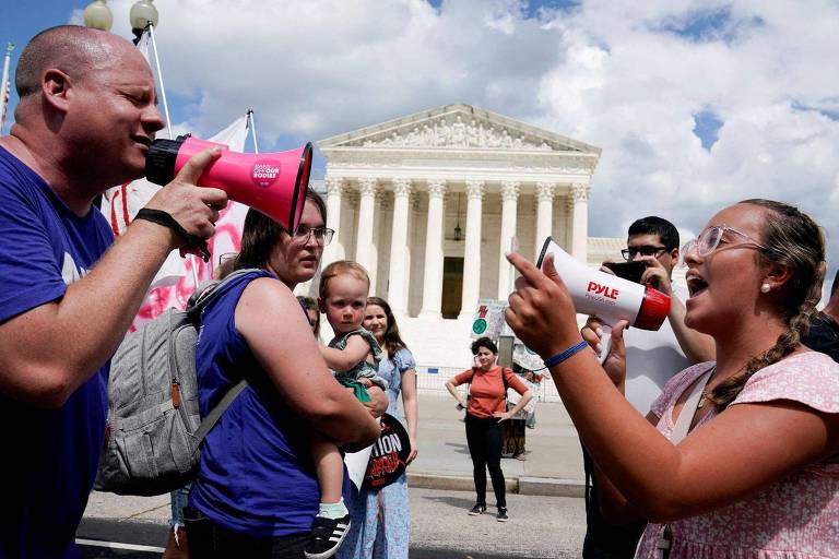 Ativistas pelos direitos ao aborto e contra-manifestantes protestam em frente à Suprema Corte dos EUA
