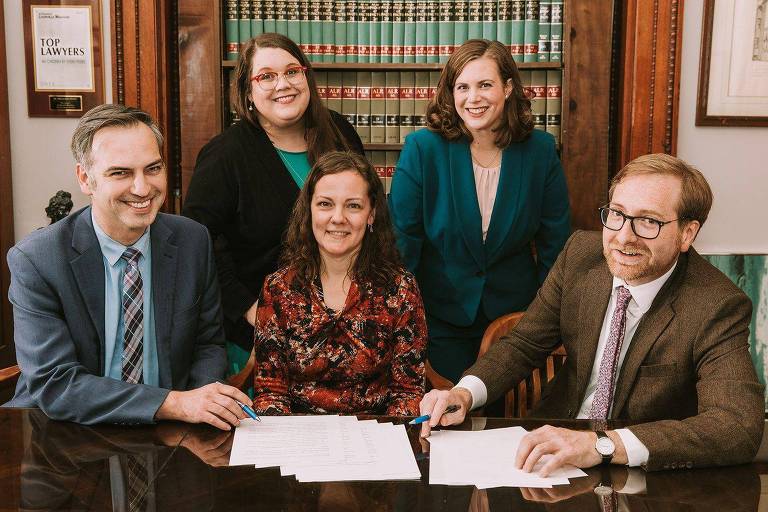 Lisa Sobel, Jessica Kalb e Sarah Baron (na foto com seus advogados) são judias e contestam as leis do Kentucky, que estão entre as mais restritivas dos EUA