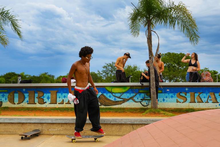 Jovem anda de skate em Porto Alegre, em dezembro de 2023 