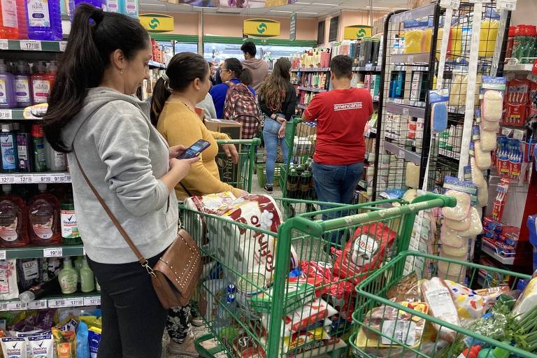Carrinho de famílias no supermercado está mais cheio com inflação e desemprego em baixa