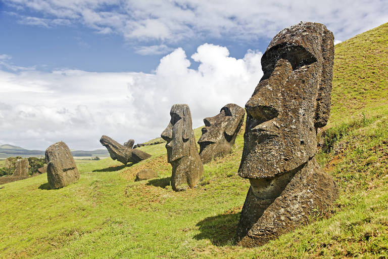 Moai ao redor do vulcão Rano Raraku, na Ilha de Páscoa