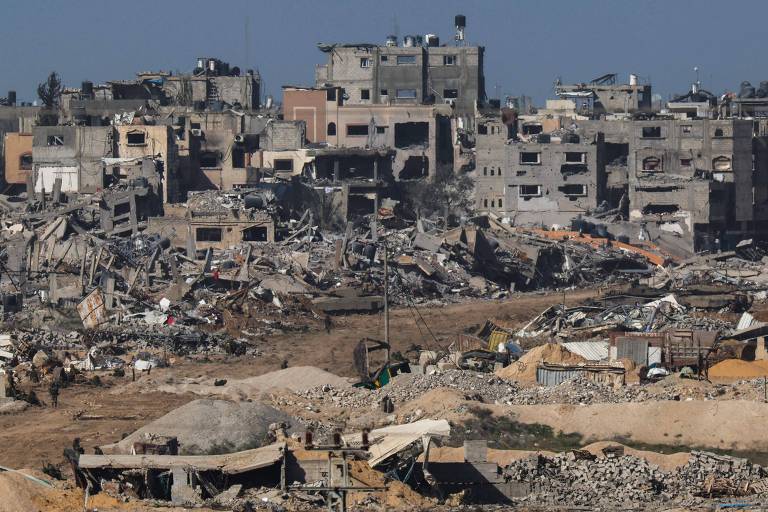 Tanque de Israel em região destruída por ataques no norte da Faixa de Gaza