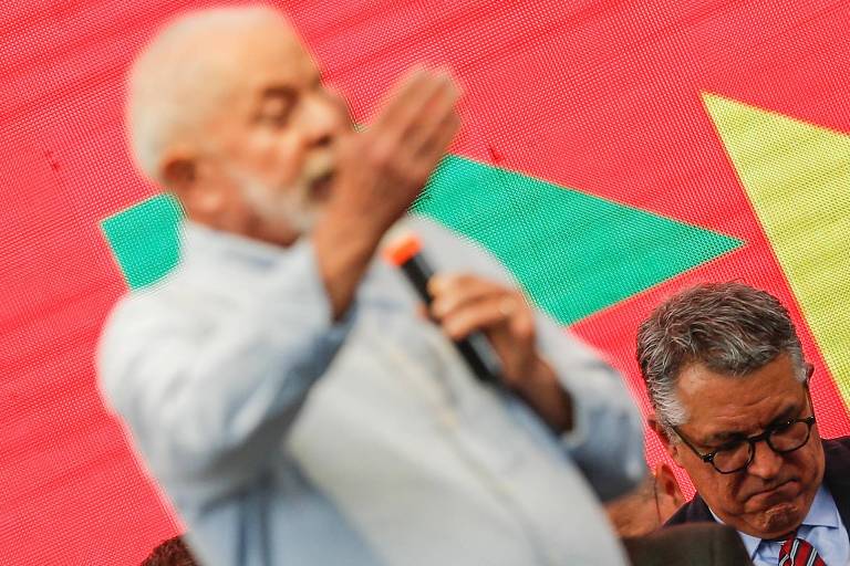 O presidente Lula (PT) participa de cerimônia de natal dos catadores no estádio Mané Garrincha, com o ministro Alexandre Padilha (PT), em Brasília