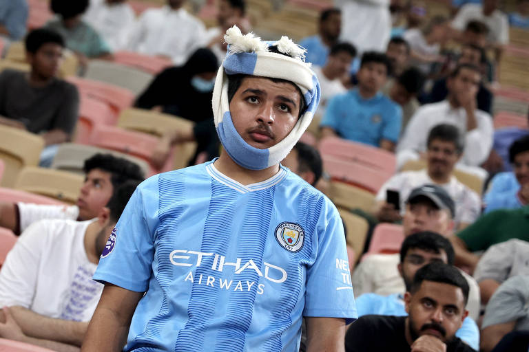 Torcedor do Manchester City nas arquibancadas do estádio Rei Abdullah, em Jedá, na Arábia Saudita