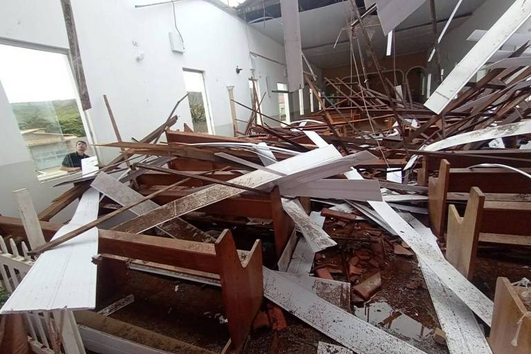 Teto de igreja desaba durante missa e deixa 80 feridos em Minas Gerais
