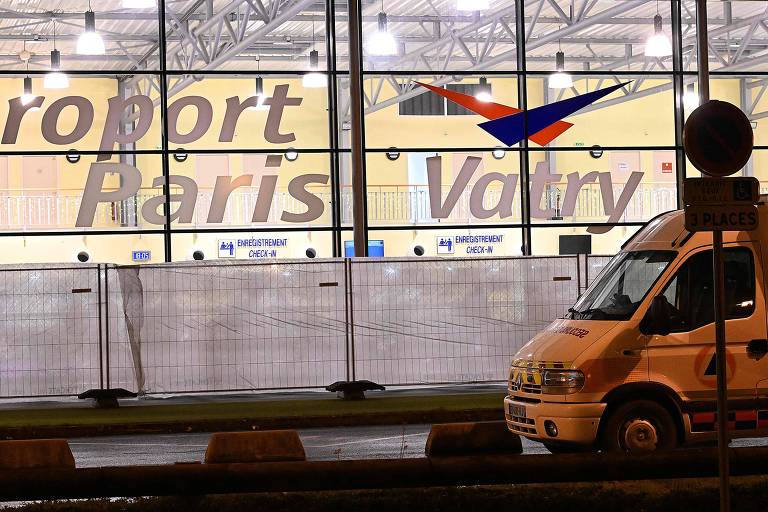 Veículo da proteção civil estacionado no aeroporto de Vatry, na França, após proibição de voo