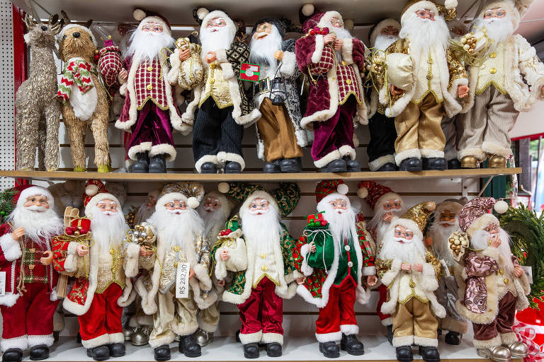 Diferentes bonecos de Papai Noel à venda na Mania de Natal, loja em São Paulo