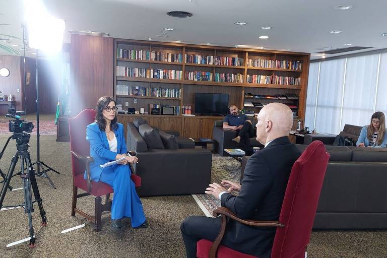 Jornalista Julia Duailibi entrevista ministro Alexandre de Moraes para documentário sobre o 8/1
