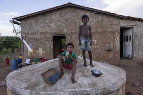 Betania do Piaui, PI. 06/12/2023. ESPECIAL FOME SERTAO. Criancs brincam em cima de uma cisterna na comunidade quilombola do Baixao, na zona rural de Baetania do Piaui. ( Foto: Lalo de Almeida/Folhapress ) *** EXCLUSIVO FOLHA*** ESPECIAL