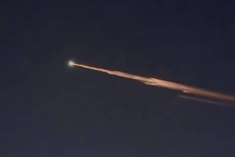 A imagem mostra uma bola de fogo e um rastro de fogo no céu