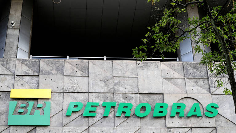 Logotipo da empresa estatal de petróleo Petrobras do Brasil em sua sede no Rio de Janeiro.