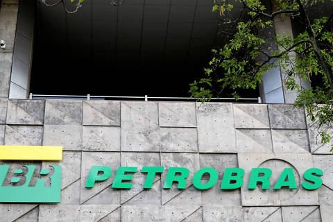 FILE PHOTO: A logo of Brazil's state-run Petrobras oil company is seen at their headquarters in Rio de Janeiro, Brazil October 16, 2019. REUTERS/Sergio Moraes/File Photo ORG XMIT: FW1