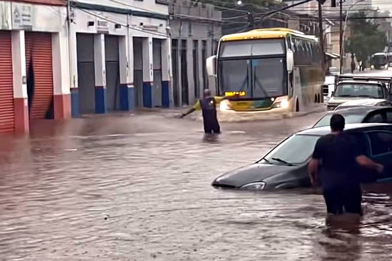 Tempestade deixa 1 morto, vias alagadas e carros submersos em Ribeirão Preto