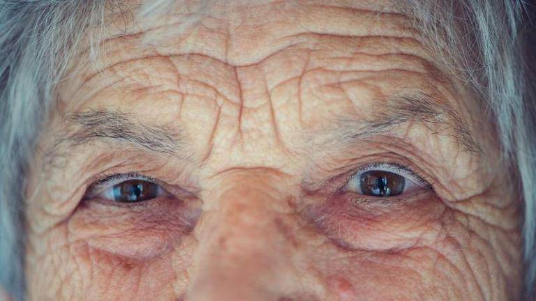 Foto destaca olhos de uma mulher idosa