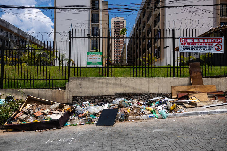 Lixo jogado na calçada da rua Faustino da Silva; no Capão Redondo, zona sul de São Paulo; cidade de São Paulo vive aumento de reclamações por falta de zeladoria e limpeza
