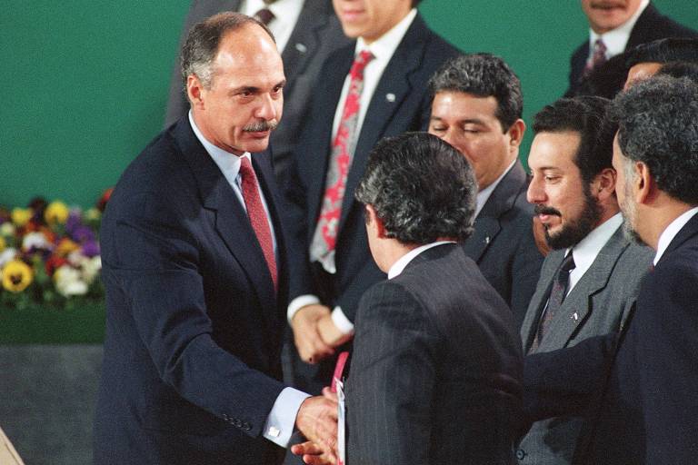 O então presidente de El Salvador, Alfredo Cristiani, cumprimenta líderes de guerrilhas locais durante assinatura de tratado de paz na Cidade do México